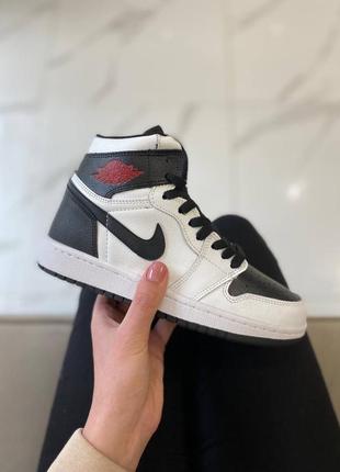 Демисезонные белые кожаные кроссовки nike air jordan 1 білі жіночі кросівки найк джордан