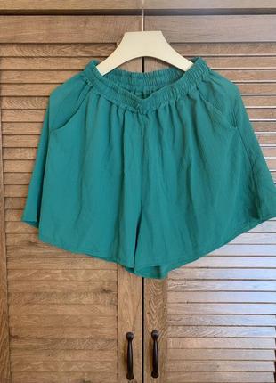 Жіночі зелені шорти