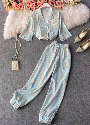 Женский прогулочный костюм