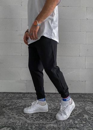 Базовые чёрные спортивные штаны брюки на манжете базові чоловічі чорні спортивні штани2 фото