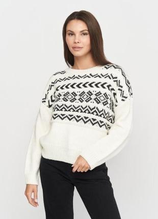 Очень красивый объемный свитер с орнаментом