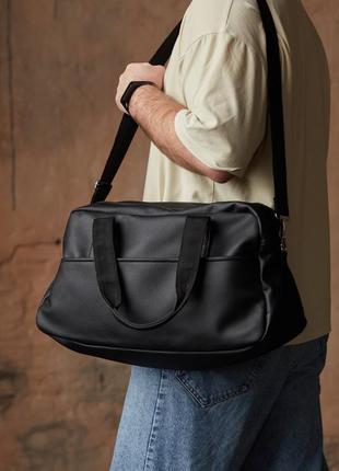 Спортивная дорожная сумка с плечевым ремнем, черная из экокожи в спортзал мужская