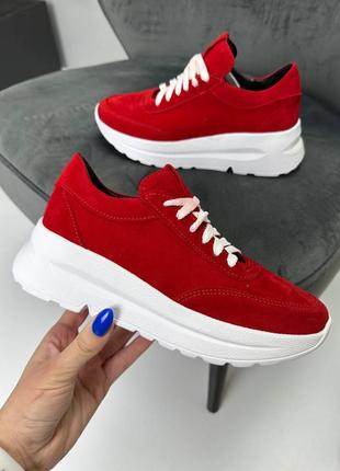 Натуральні замшеві червоні кросівки на білій підошві1 фото