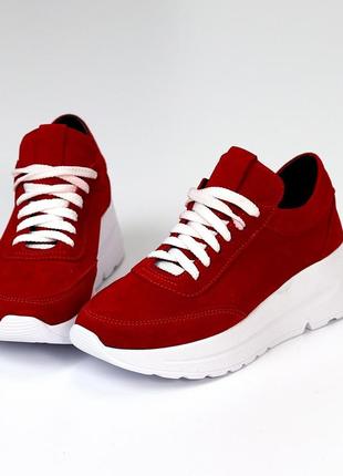 Натуральні замшеві червоні кросівки на білій підошві5 фото