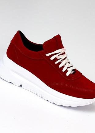 Натуральні замшеві червоні кросівки на білій підошві3 фото