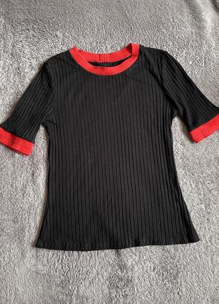 В наличии черная футболка в рубчик с красной отделкой4 фото