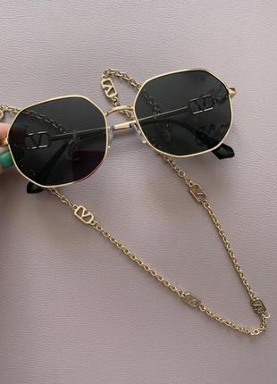 Стильні сонцезахисні окуляри з ланцюжком, очки з цепочкою в стилі valentino шестигранні2 фото