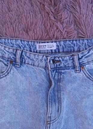 Рваные джинсы мом3 фото