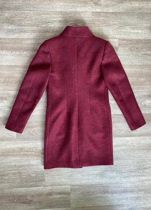 Женское демисезонное бордовое пальто fine line. пальто классическое с поясом.4 фото