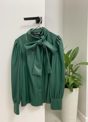 Зеленая блузка из экокожи