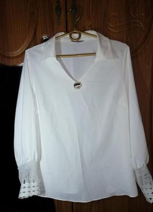 Біла класична блузка