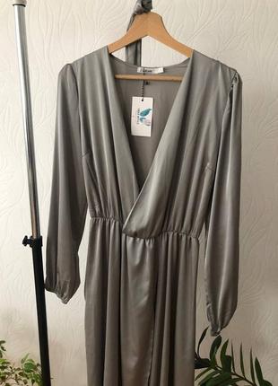 Сіра атласна сукня на запах з ефектним розрізом та поясом