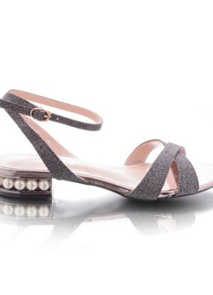 Серые серебристые босоножки на маленьком низком каблуке блестящие2 фото