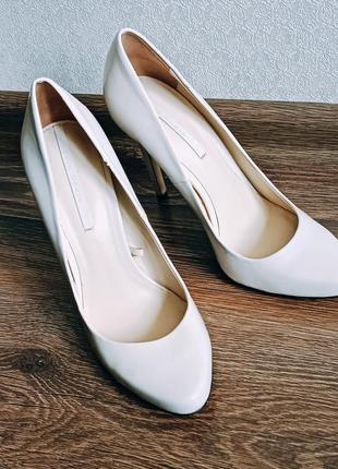 Женские лаковые туфли на каблуке zara  40 размер  беж5 фото