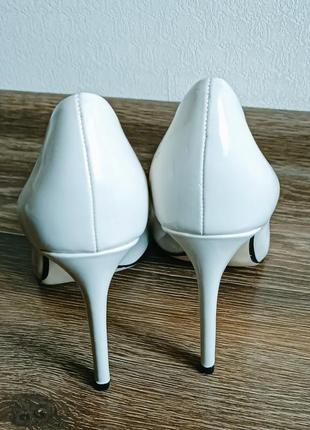 Женские лаковые туфли на каблуке zara  40 размер  беж3 фото