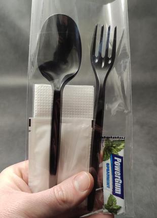 Одноразовый набор (вилка + ложка + салфетка + влажная салфетка + жвачка) в индивидуальной упаковке