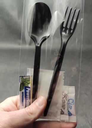 Набор одноразовый (вилка + ложка + влажная салфетка + зубочистка + соль + перец + жвачка) в упаковке