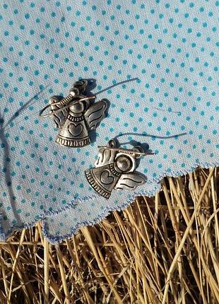 Серебристые серьги в виде ангелов