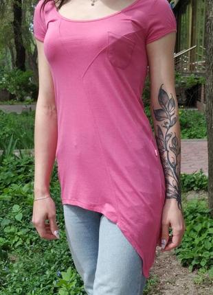 Розовая асиметричная футболка с коротким рукавом1 фото