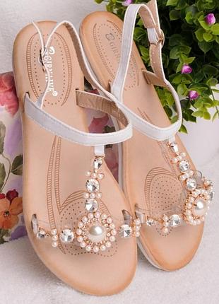 Білі босоніжки на плоскій підошві низькому ходу з намистинами