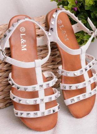 Белые босоножки на плоской подошве низком ходу с заклепками
