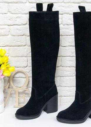Кожаные сапоги -трубы из  матовой кожи черного цвета с текстурой питон на каблуке3 фото
