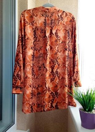 Красивая стильная удлиненная блуза из натуральной ткани в модный анималистичный принт4 фото