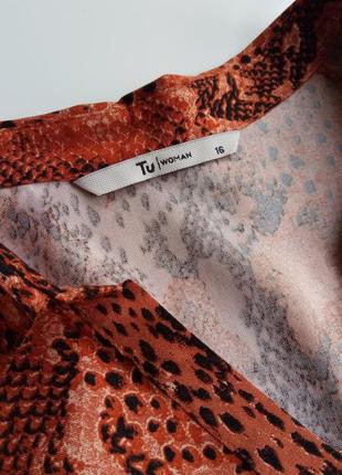 Красивая стильная удлиненная блуза из натуральной ткани в модный анималистичный принт6 фото