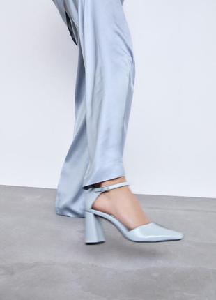 Фирменные женские туфли zara зара на устойчивом каблуке лаковые босоножки тупой носок трапеция6 фото