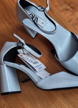 Фирменные женские босоножки zara зара на устойчивом каблуке закрытый носок лаковые туфли трапеция7 фото