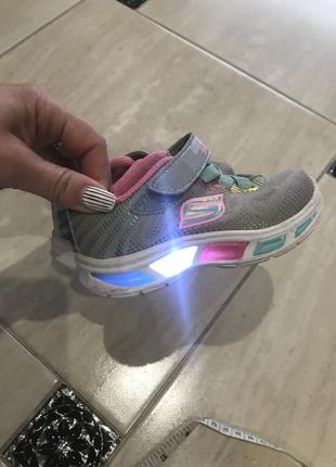 Кроссовки светятся