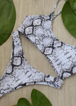 Купальник білий зі зміїним принтом