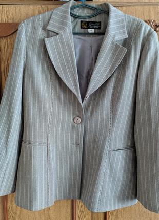 Женский костюм в полоску жакет, юбка, брюки