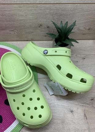 Крутые кроксы на платформе crocs classic platform 206750-335