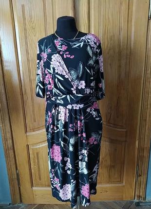 Красивое черное платье в разноцветные цветы батал