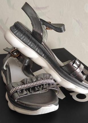 Босоножки сандалии для девочки серые, серебро с камнями  на платформе1 фото
