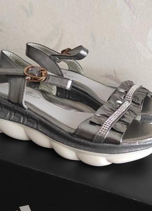 Босоножки сандалии для девочки серые, серебро с камнями  на платформе3 фото