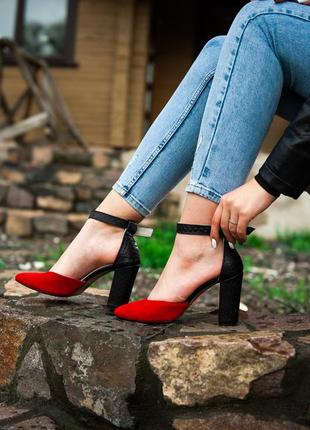 Туфли  с оригинальным ремешком, стильные, трендовые, черные с красным на каблуке6 фото