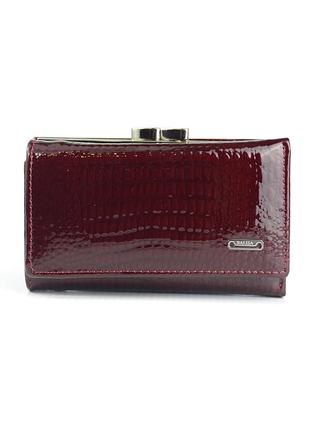 Бордовый женский маленький кожаный кошелек на магнитах, лаковый мини кошелек портмоне бордового цвет