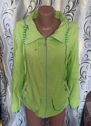 Легенька жіноча вітровка