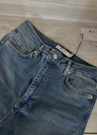 Легкие, летние джинсы скинни на высокой посадке с необработанным низом от бренда na-kd, очень красиво подчеркивают фигуру😍10 фото