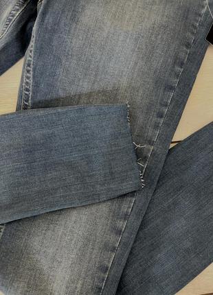 Легкие, летние джинсы скинни на высокой посадке с необработанным низом от бренда na-kd, очень красиво подчеркивают фигуру😍9 фото