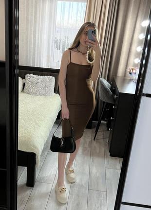 Сукня midi по фігурі від бренду prettylittlething, дуже приємна тканина, неймовірно підкреслює фігуру😍
