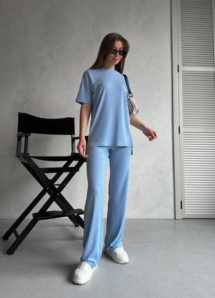 Женский повседневный голубой костюм в рубчик из рубчика с удлиненной свободной футболкой с коротким рукавом с длинными свободными штанами на резинке1 фото