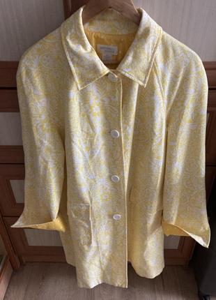 Яркий плащик