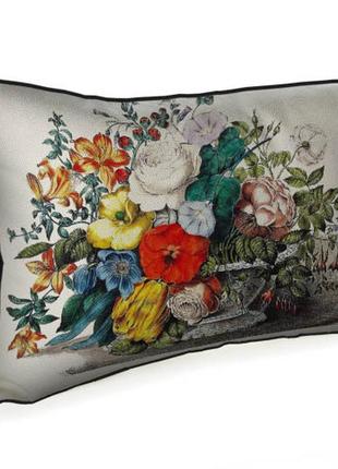 Подушка интерьерная из мешковины яркие цветы на белом фоне 45x32 см