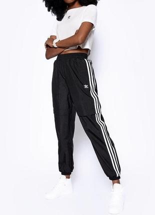 Спортивные штаны adidas decorarlos джоггеры черные адидас широкие с лампасами нейлон