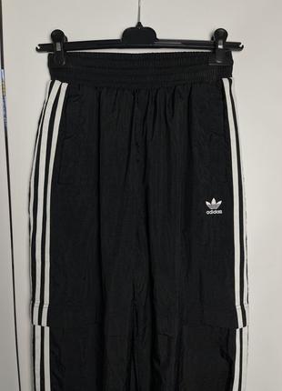 Спортивные штаны adidas джоггеры черные адидас широкие с лампасами нейлон8 фото