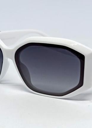 Очки в стиле versace женские солнцезащитные темно серый градиент в белой оправе