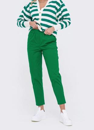 Хлопковые зеленые брюки зауженного кроя